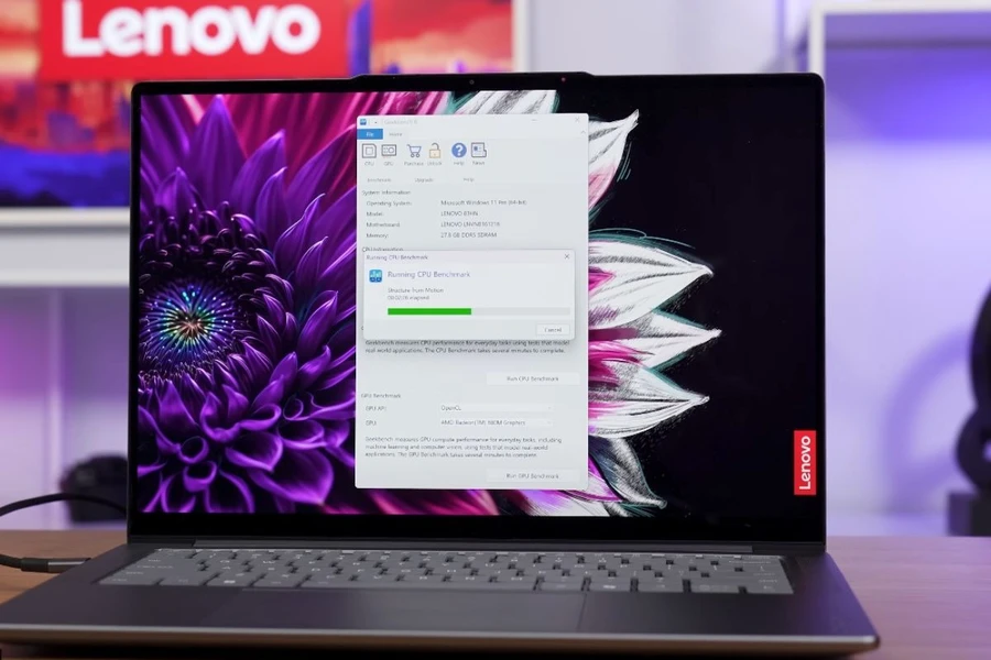 Chiếc laptop Lenovo này có tone màu xám đen hơi ngả xanh