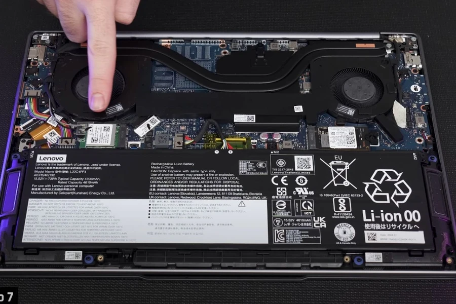 Máy đi kèm với dung lượng RAM lên tới 32GB
