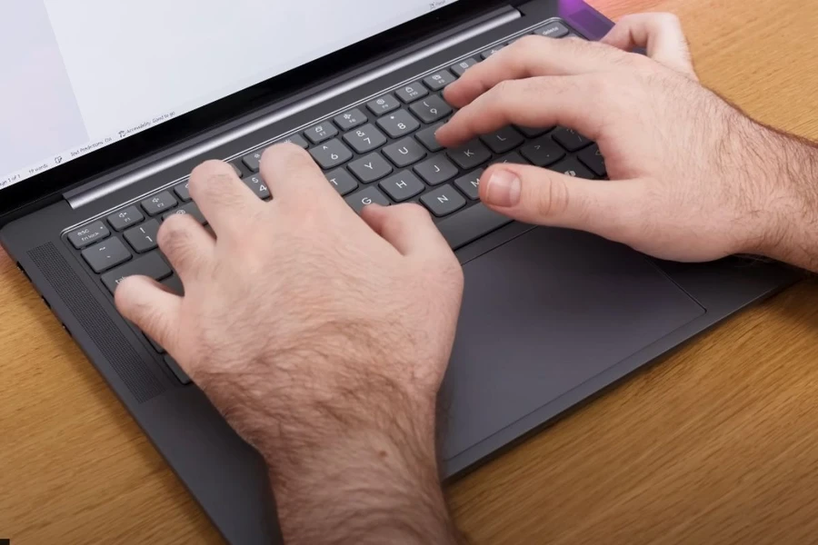 Trải nghiệm bàn phím và touchpad trên Lenovo Yoga Pro 7 14IAH10