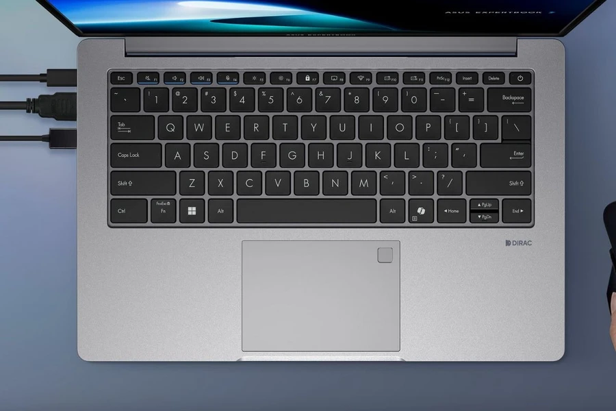 Bàn phím thoải mái, touchpad nhạy và dễ sử dụng