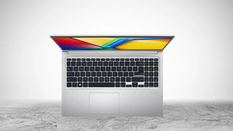 Asus Vivobook 15 X1502VA-BQ885W trang bị bàn phím rộng rãi, có độ nảy tốt