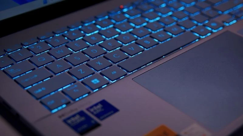 ASUS Vivobook S14 OLED S5406SA-PP060WS có đèn bàn phím tiện lợi