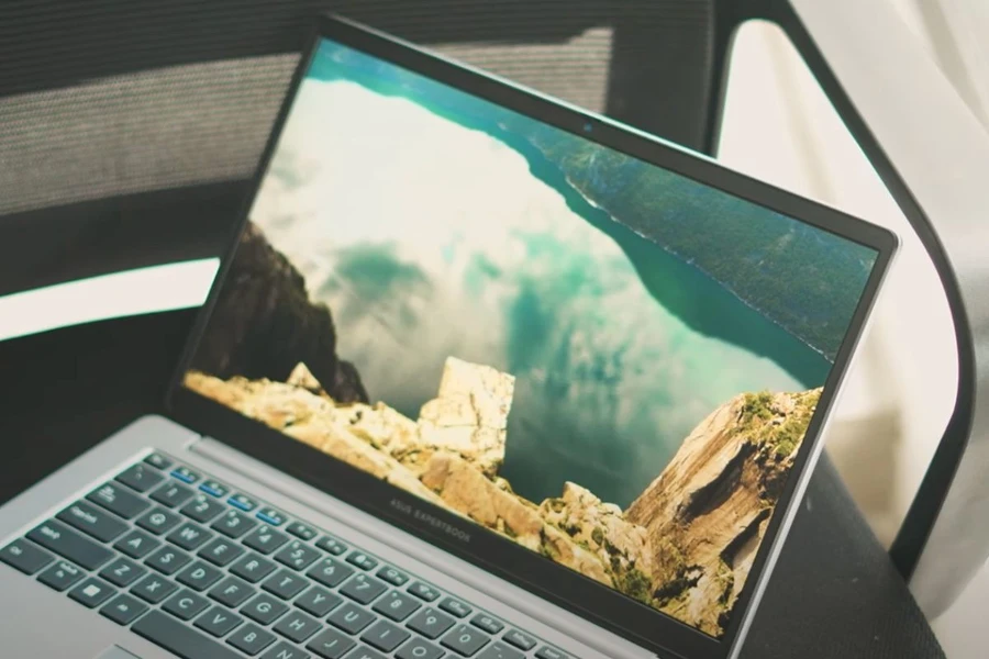Màn hình 14 inch Full HD hiển thị rõ nét, phù hợp nhu cầu văn phòng