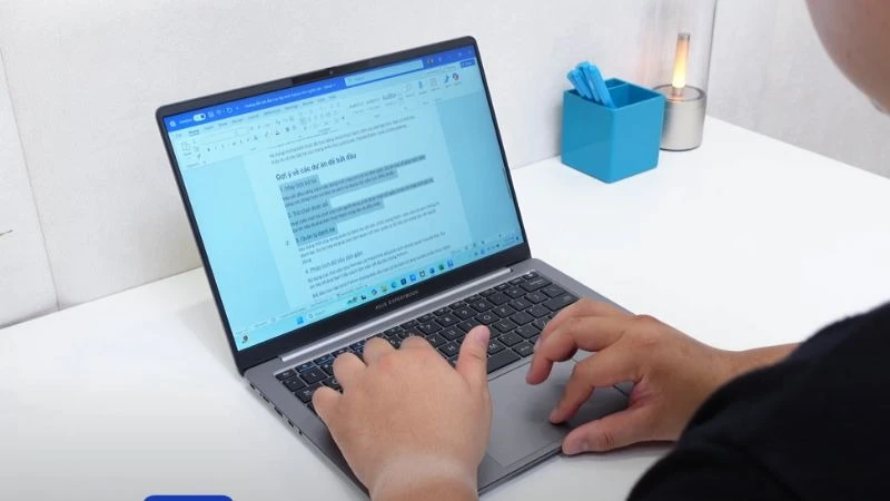 ASUS ExpertBook P5 P5405CSA-NZ0016W có touchpad lớn, dễ dàng điều khiển