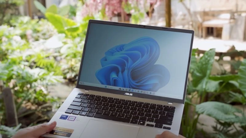 Asus Vivobook 14 A1407CA-LY008WS có thiết kế mỏng nhẹ, màu bạc sang trọng