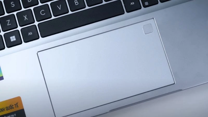 Asus Vivobook 15 OLED A1505VA-L1688W có touchpad đa điểm, cảm ứng mượt