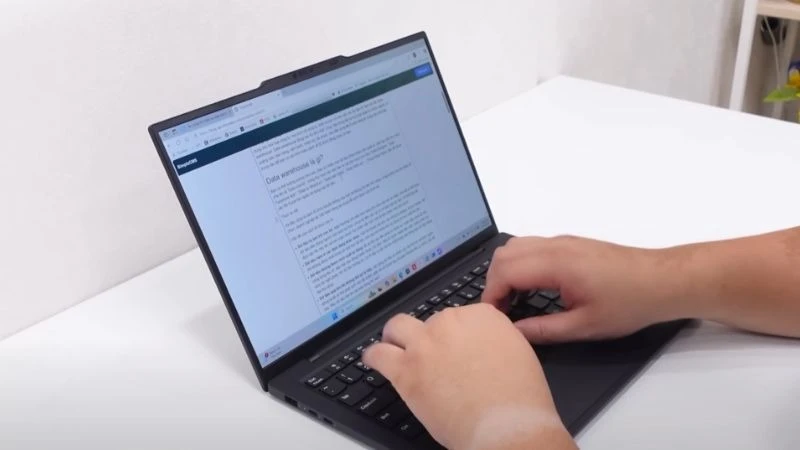 Lenovo ThinkPad X1 Carbon Gen 13 21NX003BVN cho thời gian sử dụng đến 9 - 11 tiếng