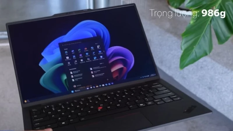 Lenovo ThinkPad X1 Carbon Gen 13 21NX003BVN có trọng lượng nhẹ chỉ 986g