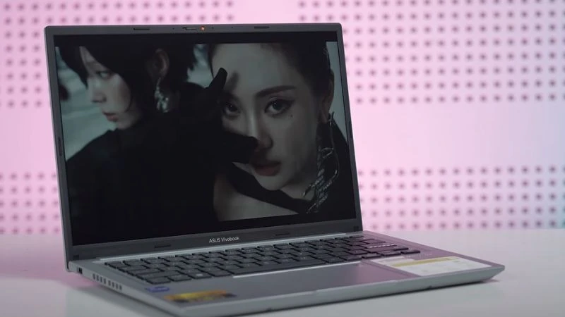 Màn hình ASUS Vivobook 14 X1405VA-LY623W hiển thị hình ảnh sống độn