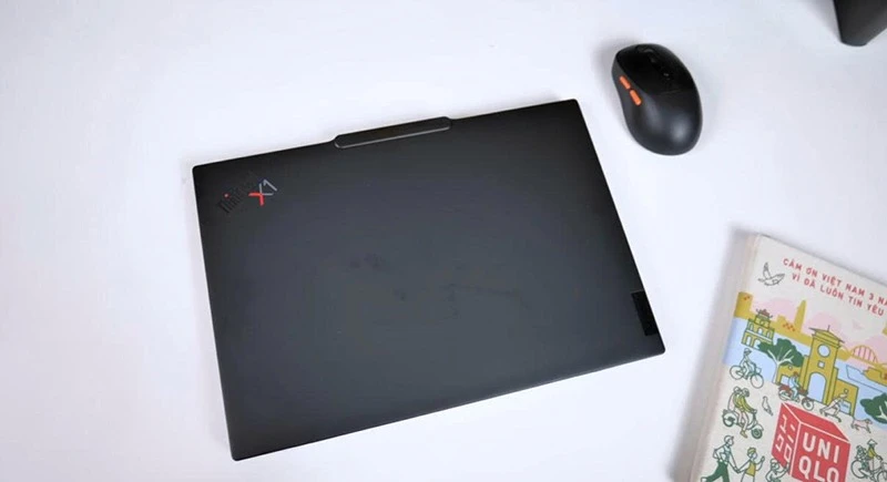 Vỏ Lenovo ThinkPad X1 Carbon Gen 13 21NS0107VN làm từ Carbon Fiber