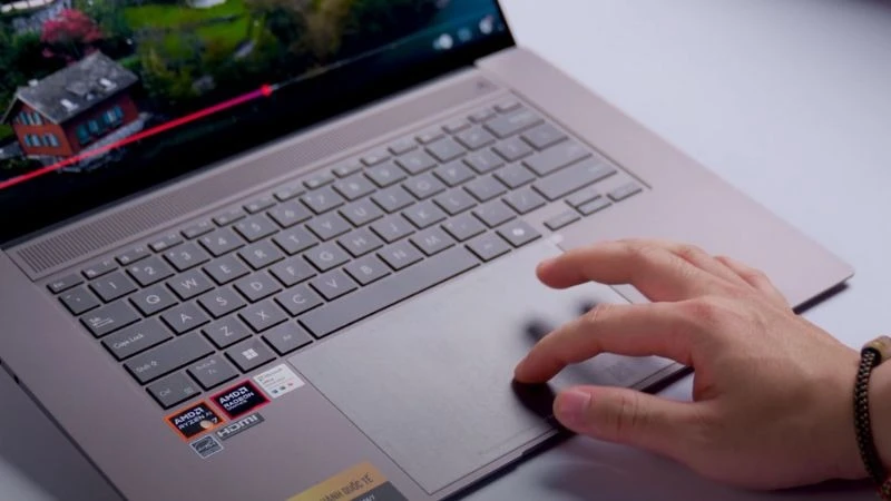 Touchpad ASUS Zenbook S16 UM5606KA-RK113WS lớn, tiện lợi điều khiển