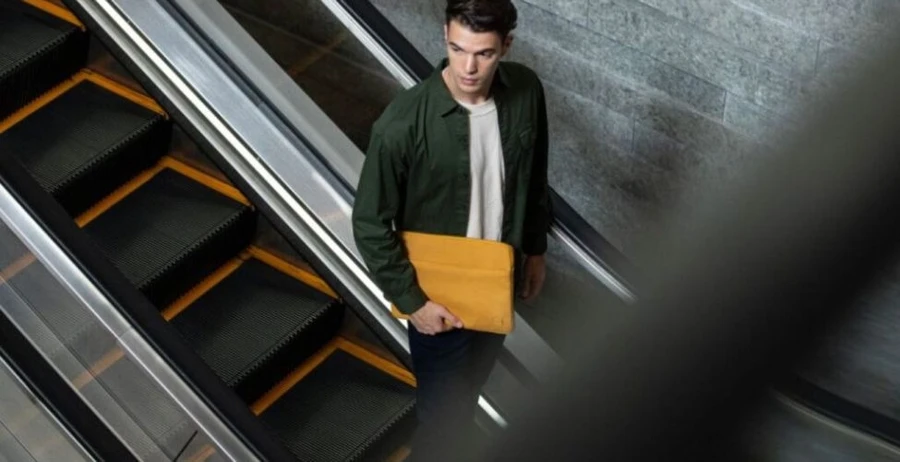 Túi chống sốc UNIQ Vienna có nhiều phiên bản màu cho bạn chọn lựa