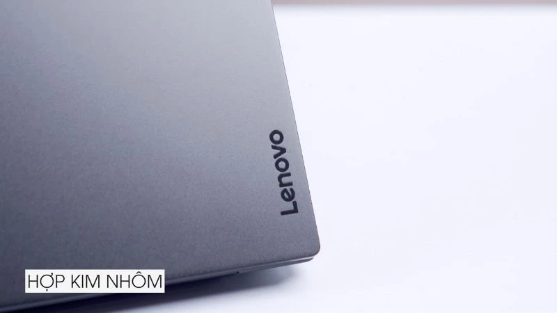 Đánh giá chi tiết laptop Lenovo ThinkPad E14 Gen 7 21SX002UVN

Thiết kế nhôm bền bỉ, tối giản đậm chất ThinkPad

Lenovo ThinkPad E14 Gen 7 21SX002UVN vẫn mang thiết kế đặc trưng của Lenovo dòng ThinkPad với thiết kế nhôm. Một thiết kế tối giản nhưng vẫn thể hiện được sự cao cấp của sản phẩm, trải nghiệm khi sử dụng rất cứng cáp. Đặc biệt vì sử dụng nhôm nên tản nhiệt của máy cũng khá tốt.

Lenovo ThinkPad E14 Gen 7 21SX002UVN sở hữu thiết kế hợp kim nhôm nguyên khối