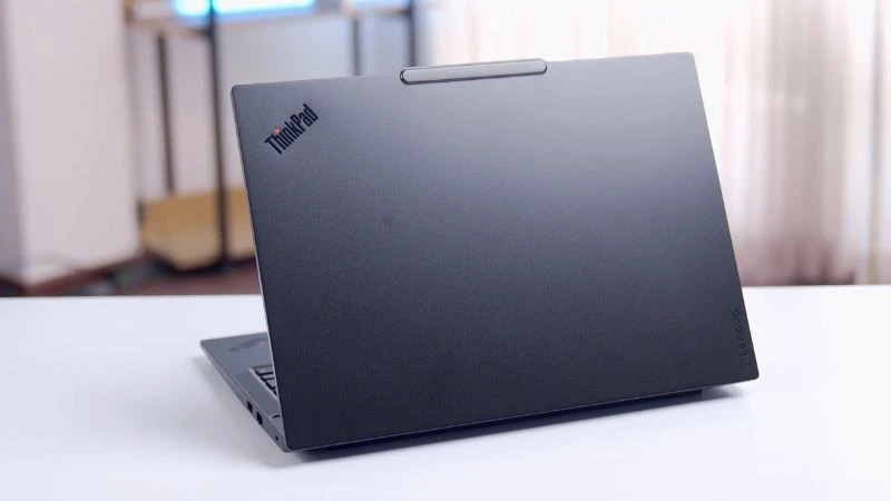 Lenovo ThinkPad E14 Gen 7 21SX002UVN cho thời lượng pin khoảng 5 giờ sử dụng