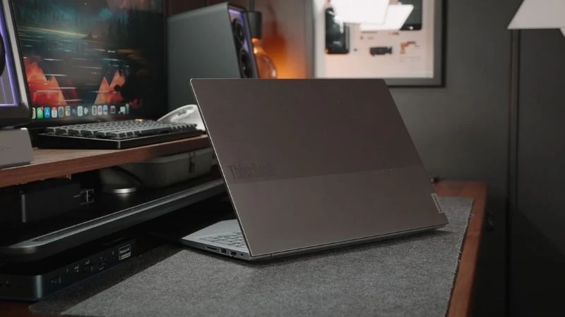 Laptop Lenovo ThinkBook 16 G8 2025 màu xám bạc, màn hình lớn, thiết kế hiện đại.