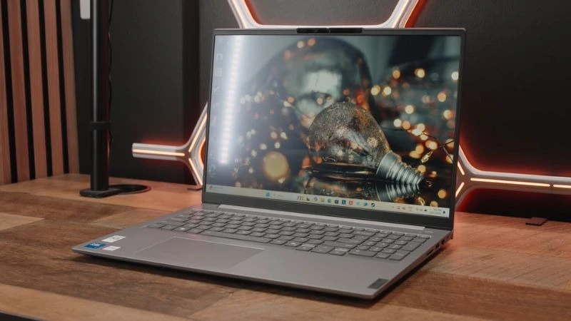 Laptop Lenovo ThinkBook 16 G8 2025 màu xám bạc, màn hình lớn, thiết kế hiện đại.
