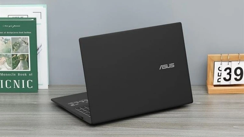 ASUS Gaming V16 V3607VU-RP192W có vỏ nhựa nên thiết kế máy chỉ ở mức trung bình