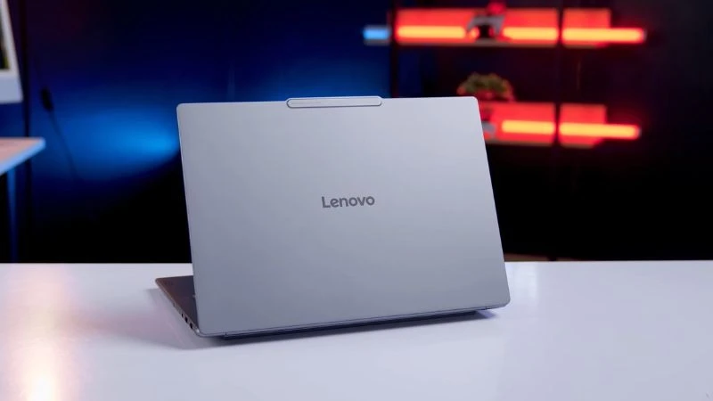 Lenovo Yoga Pro 7 14IAH10 83KF002BVN màu xám, màn hình mở.