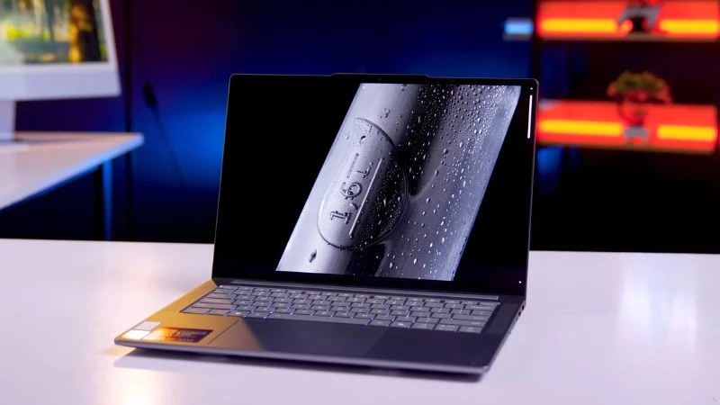 Lenovo Yoga Pro 7 14IAH10 83KF002BVN màu xám, màn hình mở ra.