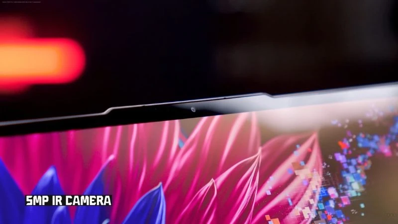 Laptop Lenovo Yoga Pro 7 14IAH10 màu xám, màn hình mở.