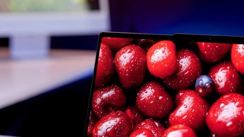 Lenovo Yoga Pro 7 14IAH10 83KF002BVN màu xám, màn hình mở.