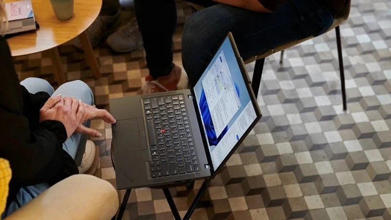 Lenovo ThinkPad T14 Gen 6 màu đen, màn hình mở