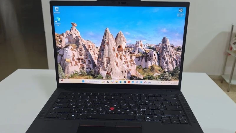 Laptop Lenovo ThinkPad T14 Gen 6 màu đen, màn hình mở, hiển thị bàn phím và logo.