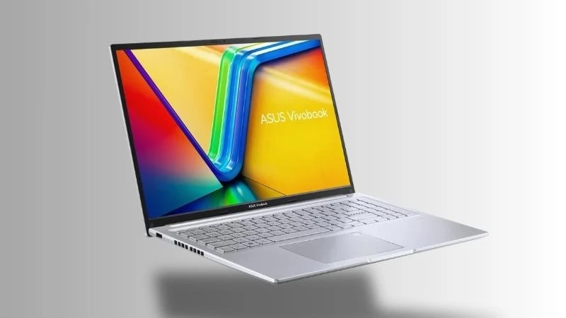 Cận cảnh khuôn mặt một người phụ nữ trẻ với làn da trắng mịn, đôi mắt to tròn và mái tóc đen dài.