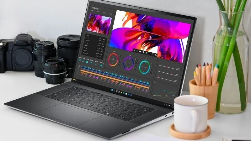 Laptop Dell Precision 5690 màu bạc, màn hình mở, hiển thị giao diện làm việc.