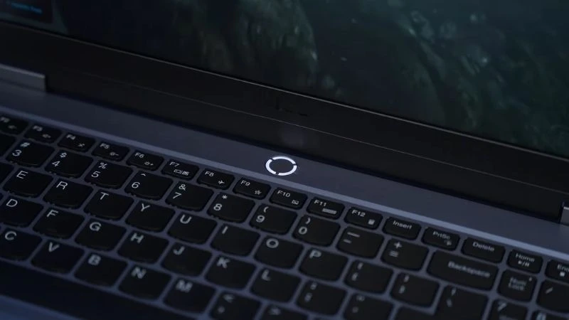 Laptop Lenovo LOQ 15ARP9 màu xám, màn hình 15.6 inch.