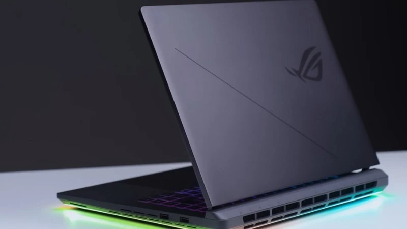Thiết kế ASUS ROG Strix G18 G815LR-S9211W đậm chất ROG