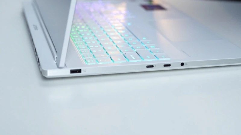 Lenovo Legion 7 16IAX10 83KY001VVN trang bị đầy đủ cổng kết nối hiện đại
