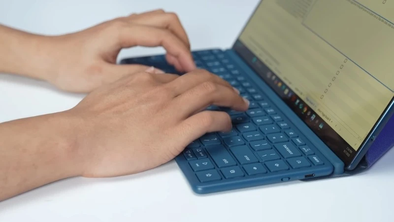 3 cổng USB-C, xuất màn hình tiện lợi - Lenovo Yoga Book 9 14IAH10 83KJ001QVN