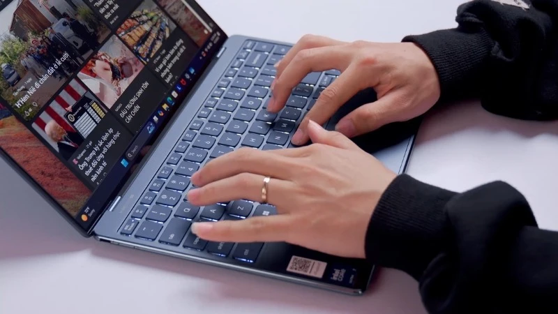 Thunderbolt 4 và Wi-Fi 7 - Lenovo Yoga Slim 9 14ILL10 83CX001AVN