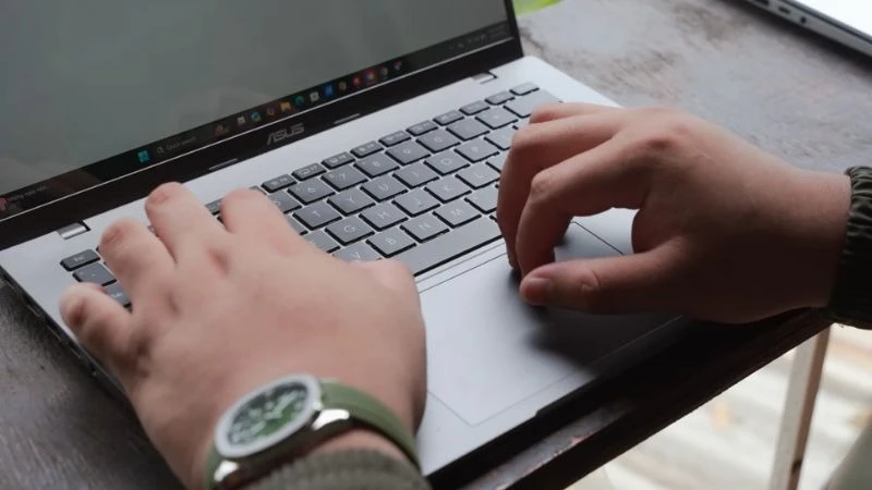 Asus Vivobook S14 S3407QA-SF043WS được trang bị bàn phím Backlit Chiclet có đèn nền