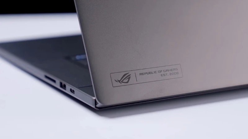 Ngoại hình gọn gàng với 1.95 kg - Asus ROG Zephyrus G16 GU605CX-QR083W