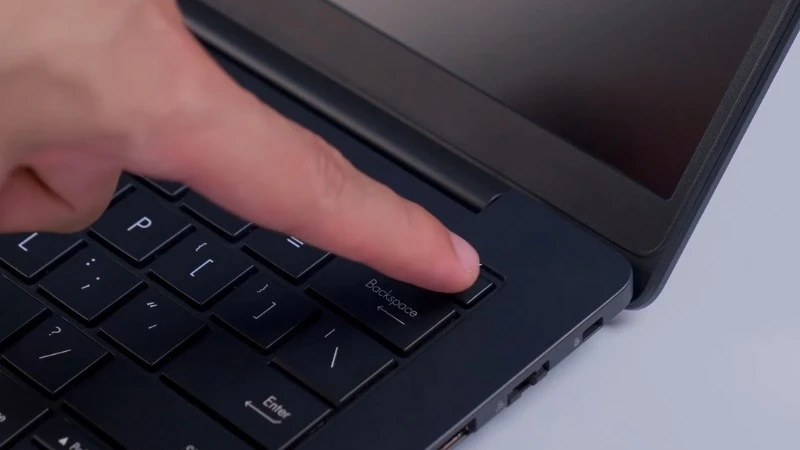 Thiết kế vỏ nhựa 1.5kg đề cao tính thực dụng - Asus ExpertBook B3405CCA-LY0080W