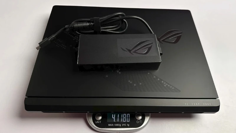 Ngoại hình hầm hố 3.3kg chưa kèm sạc- ASUS ROG Strix 18 G835LW-SA193W