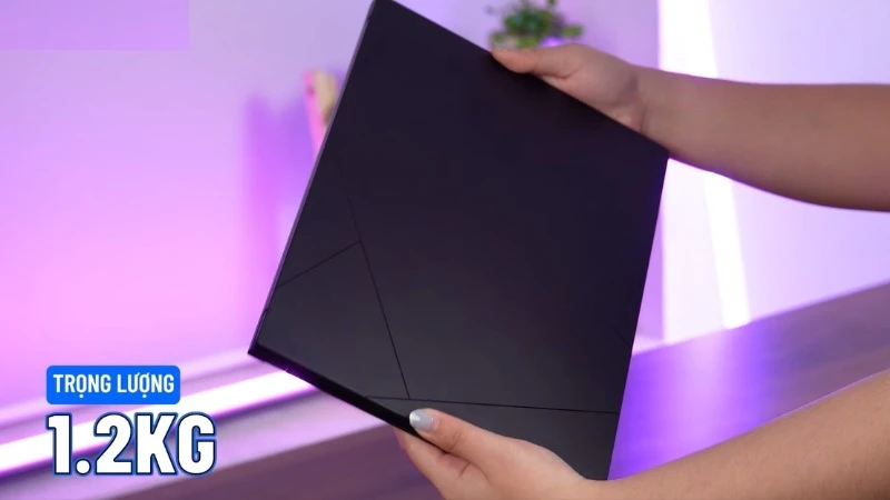 Thân máy mỏng 1.49cm và nhẹ 1.2kg, sử dụng khi di chuyển cực kỳ nhẹ nhàng - ASUS Zenbook 14 UM3406KA-PP113WS