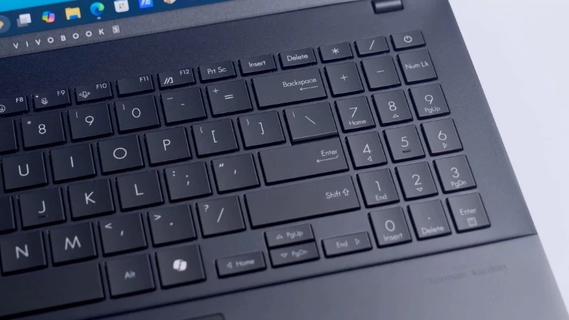 Bàn phím RGB cùng touchpad lớn, thao tác nhập liệu chính xác và êm ái - Asus Vivobook S16 OLED M5606KA-RI016WS