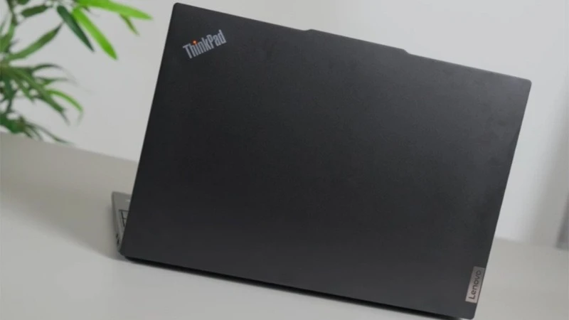 Lenovo ThinkPad E14 Gen 6 21M7004HVA có không gian lưu trữ rộng rãi, thoải mái