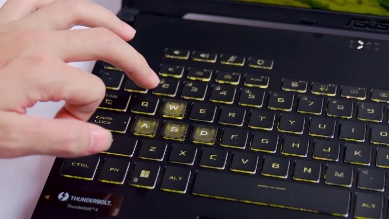 Bàn phím có đèn nền RGB tạo cảm hứng và sự chính xác khi thao tác trong đêm - ASUS TUF Gaming F16 FX607VJ-RL035W
