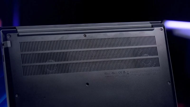 Trải nghiệm nhập liệu thoải mái trên bàn phím có đèn nền trứ danh của ThinkPad - Lenovo ThinkPad P16s Gen 4 21QV005DVA