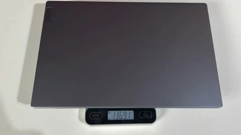 Lenovo V14 G5 IRL 83HD0032VN có trọng lượng nhẹ, tiện lợi di chuyển