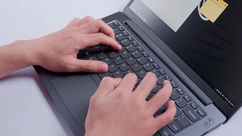 Bàn phím Lenovo V14 G5 IRL 83HD0033VN gõ êm ái, hành trình phím cực ổn