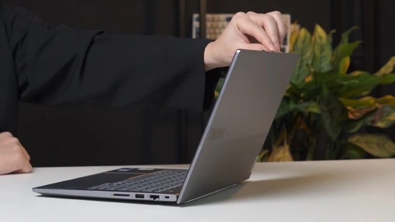 Thiết kế Lenovo ThinkBook 14 G9 IRL 21UY008RVA thanh lịch, bền bỉ và di động