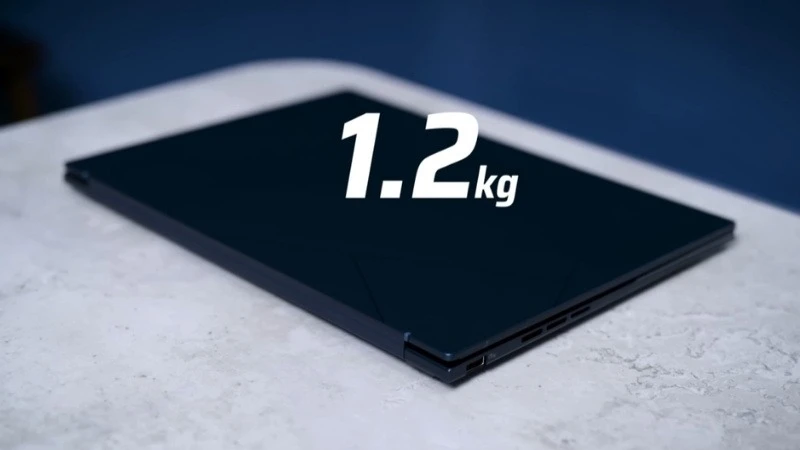 ASUS ZenBook 14 UX3405CA-ST628W có trọng lượng chỉ 1,2kg