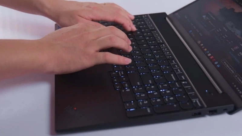 Lenovo ThinkPad E16 Gen 3 21TF003UVA đa nhiệm mượt mà, không gian lưu trữ rộng lớn