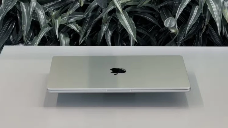 Apple Macbook Air M5 13 inch 2026 MDH94SA/A mỏng nhẹ, tiện lợi mang theo bất kỳ đâu