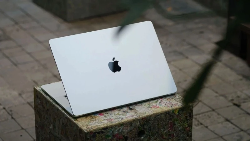Apple Macbook Air M5 13 inch 2026 MDH94SA/A sử dụng hệ điều hành macOS 